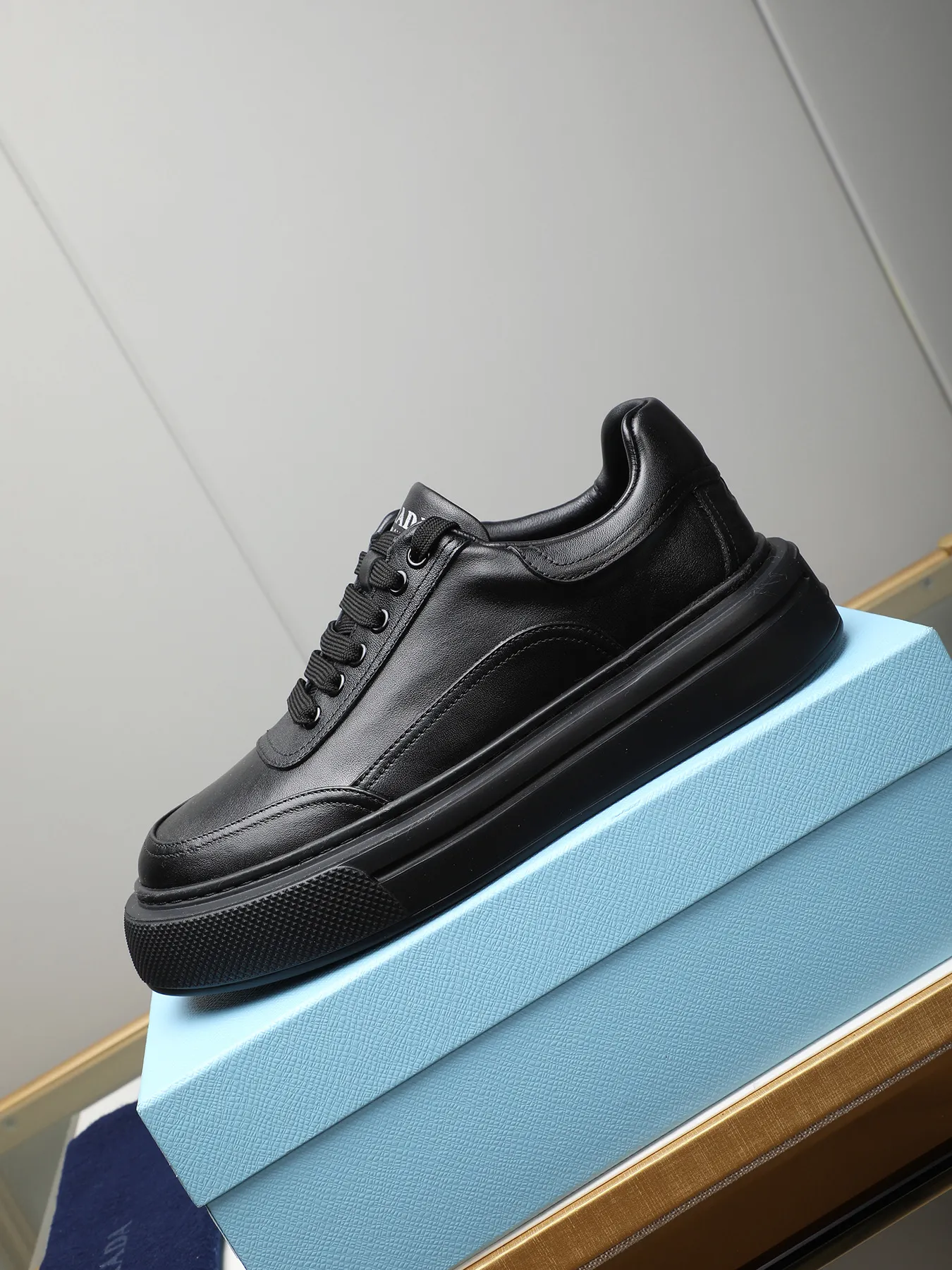 Men's shoes 💰500 Prada/Prada Men's new casual shoes, this upper is made of imported calfskin. The outside is decorated with the P family's classic metal triangle enamel logo, with cowhide lining and cowhide for the foot pads. The outsole is made of non-slip sports exclusive rubber outsole with logo, which feels good on the feet. It is a fashionable and fashionable item!  Size: 38-44 (45 customized)